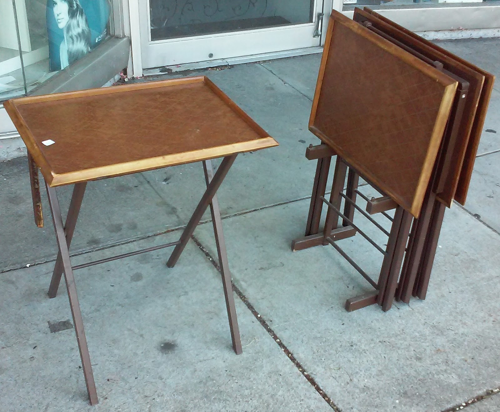 UHURU FURNITURE & COLLECTIBLES SOLD 12560 Vintage TV Tray Set 4