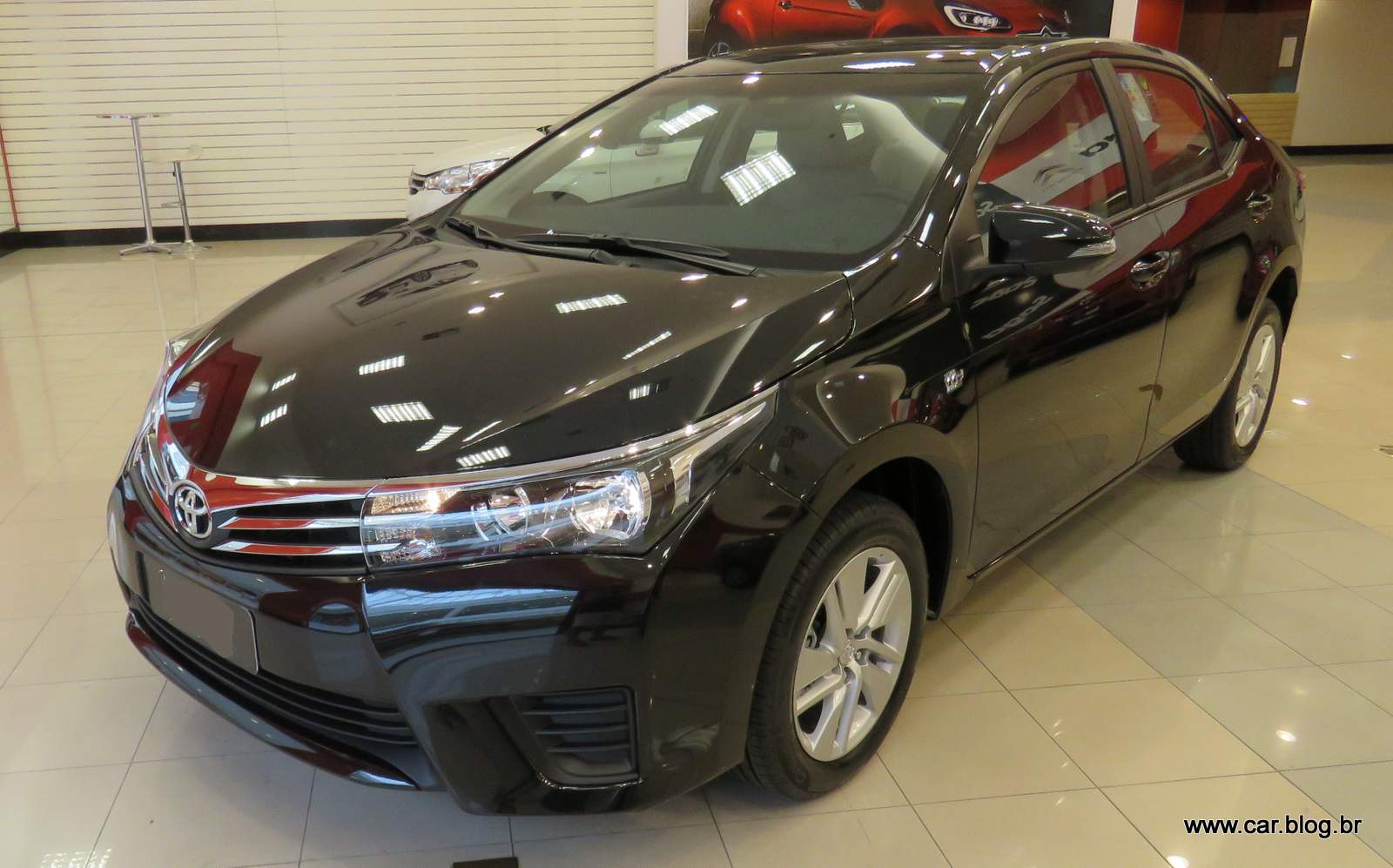 Toyota Corolla 2016 GLi 1.8 CVT tem bom custo x benefício