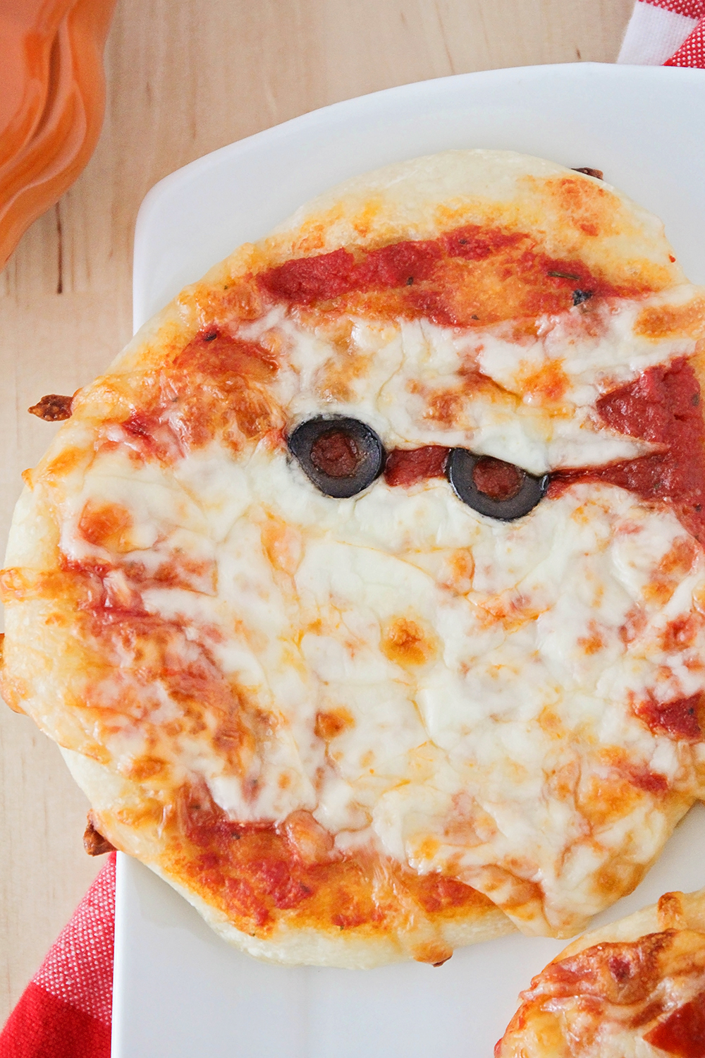 These Halloween mini pizzas are adorable and so easy to make! A fun and delicious Halloween dinner the whole family will love!