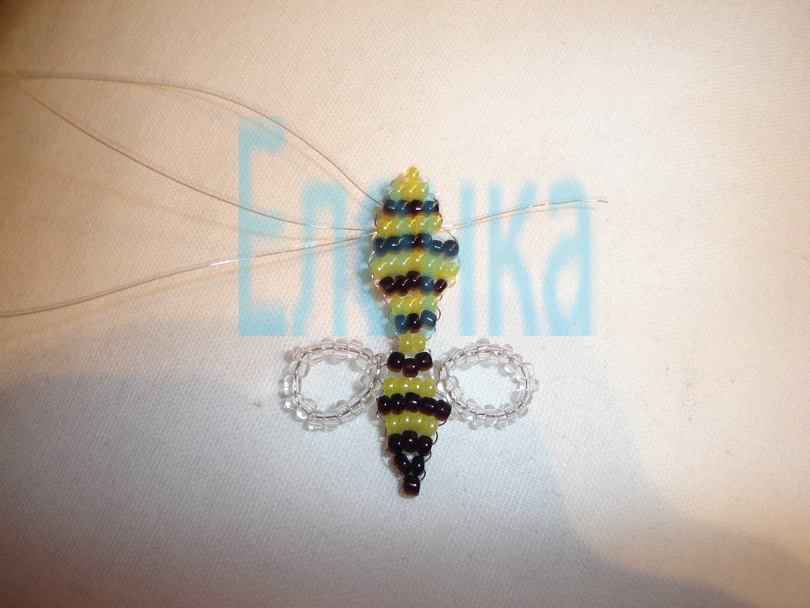 Пчелка из бисера. Пчёлка из бисера объемная. Брошь пчелка. Объёмный шмель из бисера. Кольцо из бисера пчелка.