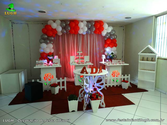 Decoração provençal com rosas iluminadas para aniversário feminino