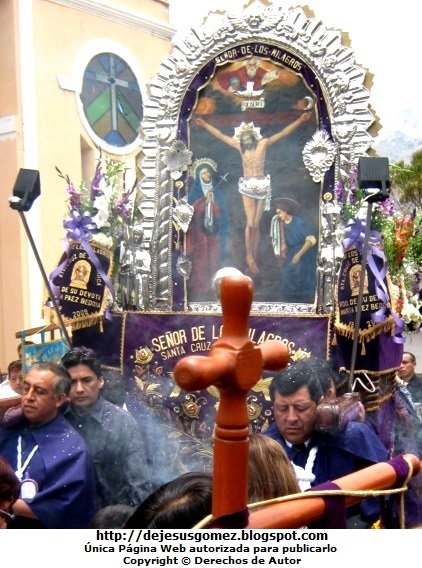 Hermandad del Señor de los Milagros Foto de la Hermandad del Señor de los Milagros cargando el Anda por Jesus Gómez