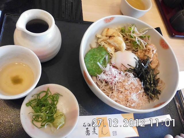 Soba Dingin Soba ini dingin dengan berbagai isi seperti ayam dan berbagai irisan seperti nori