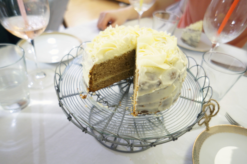 Geschwister Gezwitscher: Schwarztee-Kuchen mit Honigcreme