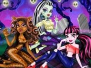 Have a great time playing this new Monster High game called Great Fynsygram Draculaura on GamesGirlGames.com. Draculaura is very beautiful and modern girl. So, she was scrolling down her Fynsygram and found that she had issues with her account. All photos are old and uninteresting. So, let's go out with friends and download beautiful new photos! Then you can write the hashtags and enjoy new likes, subscribers and comments at the Fynsygram!