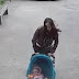 Σοκαριστική στιγμή: Μητέρα σώζει από... ένστικτο το μωρό της από βέβαιο θάνατο (video)