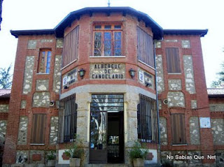 Candelario Salamanca fachada del albergue juvenil de Candelario
