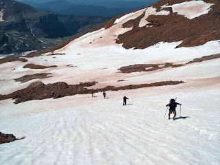 Remontando las rampas de nieve del Taillon