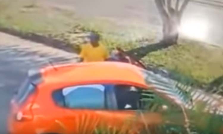 Mulher é assaltada e tem carro roubado em Feira de Santana; veja vídeo