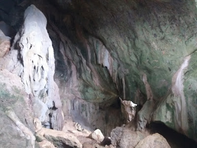 Foto van de binnenkant van de grot op Koh Libong in Thailand
