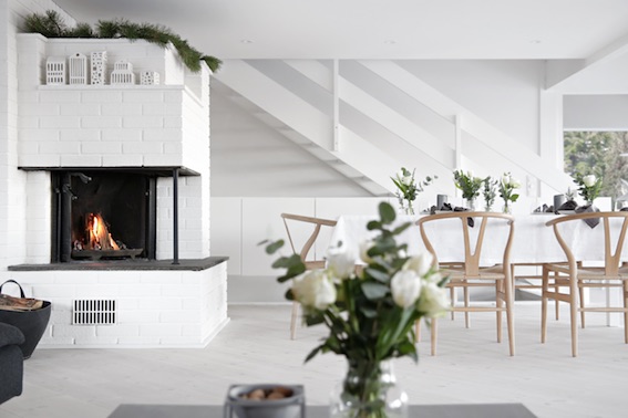 salón con chimenea en una casa de marcado estilo minimalista