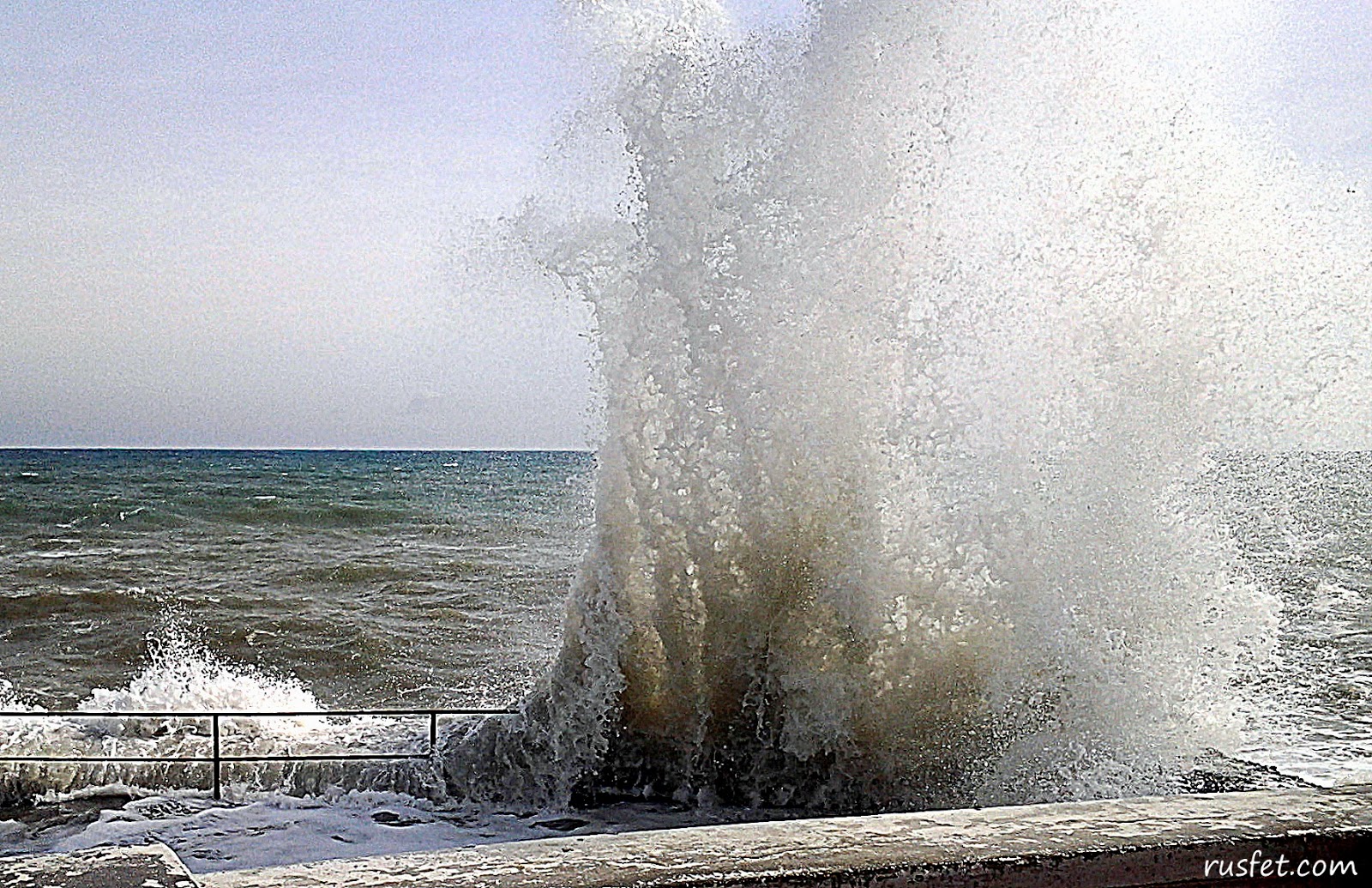 Температура воды в черном море алушта. Алушта шторм на море.