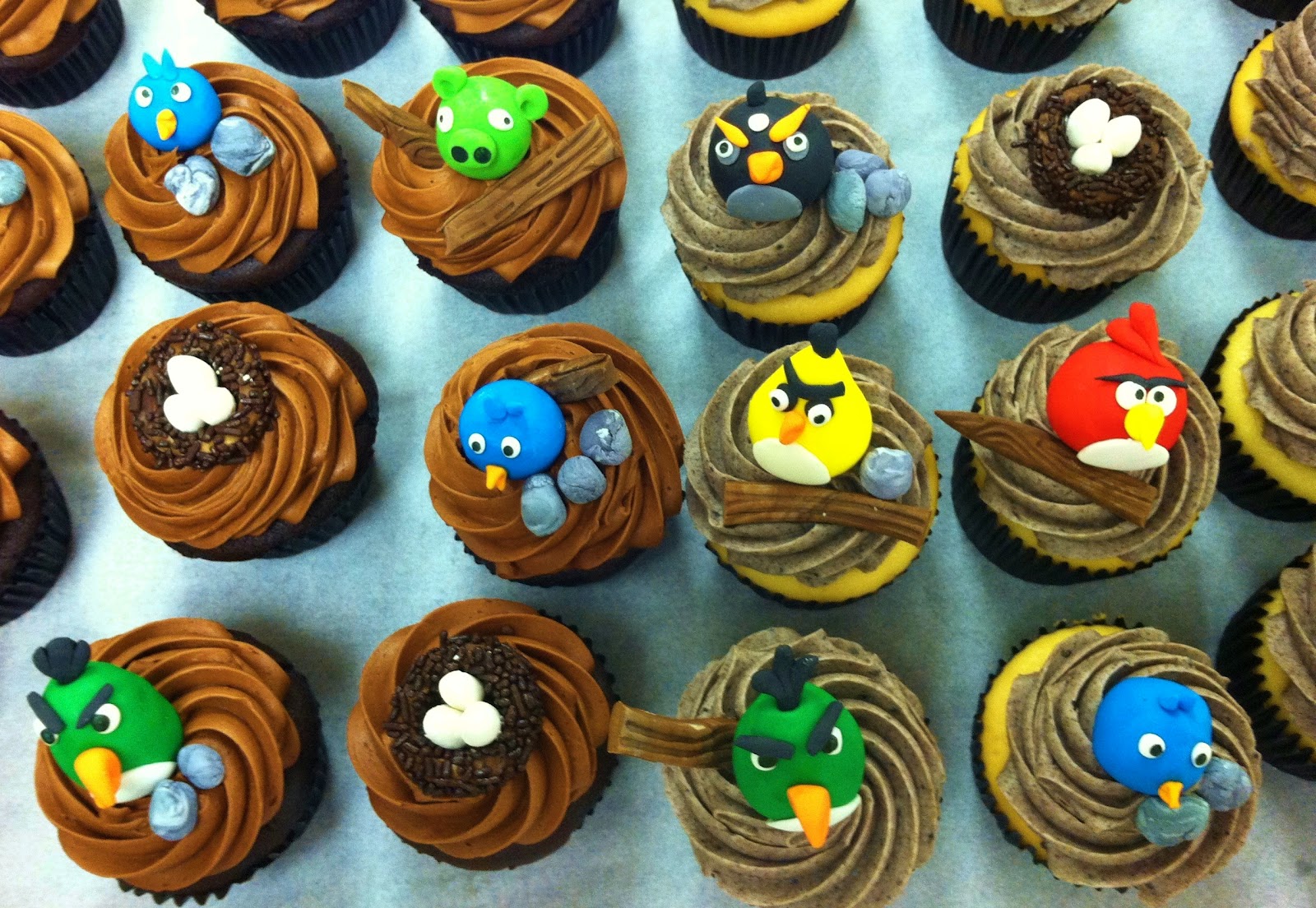 Lola Pearl Bake Shoppe: Angry Birds cupcakes!