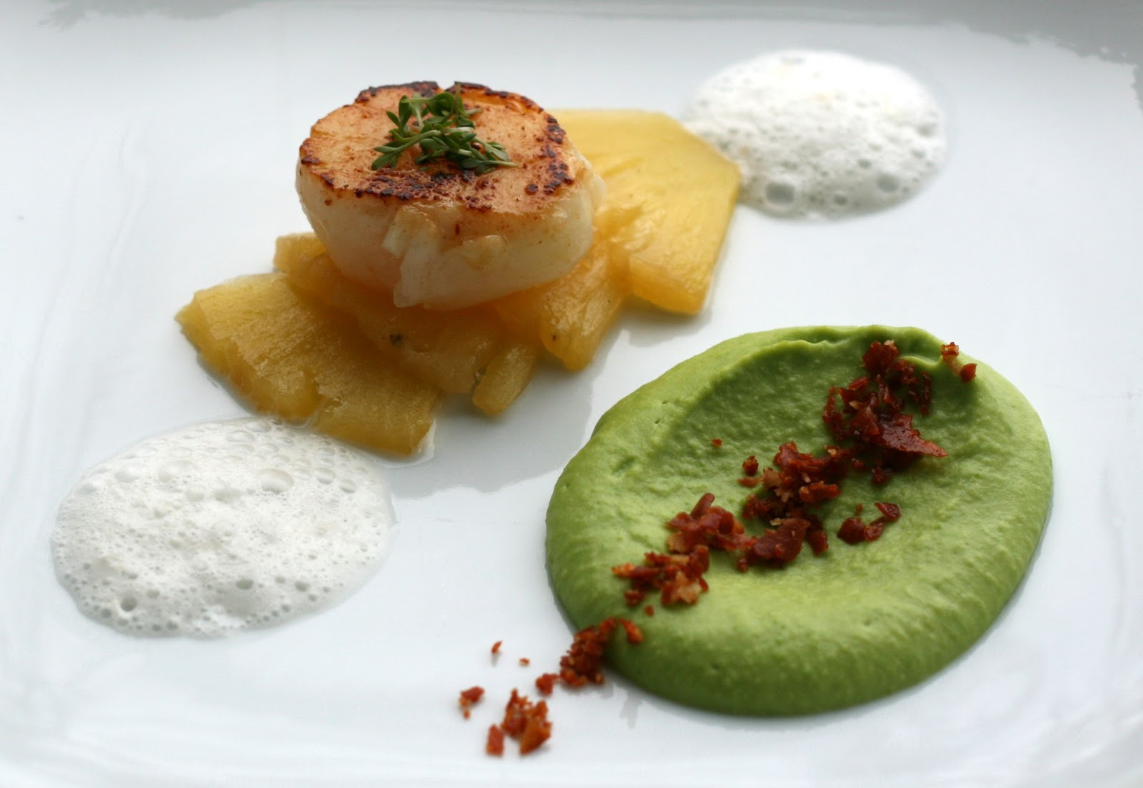 bushcooks kitchen: Jakobsmuschel mit Ananas, Erbsenpüree und Speck