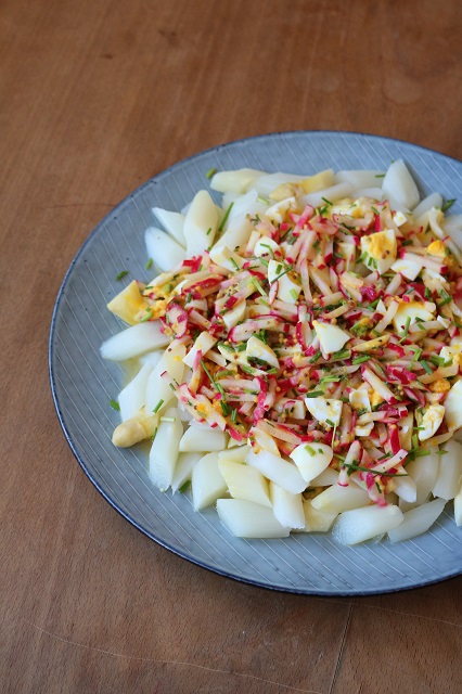 Gourmandises végétariennes: Spargel mit Radieschen-Ei-Vinaigrette