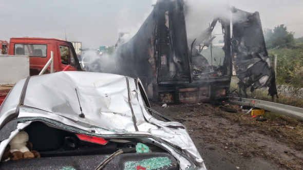 4 νεκροί και 23 τραυματίες – Πάνω από 30 αυτοκίνητα χτύπησε η νταλίκα-Είχαν σταματήσει λόγω εργασιών-Είχαν…άγιο πολλοί οδηγοί και επιβάτες!!!