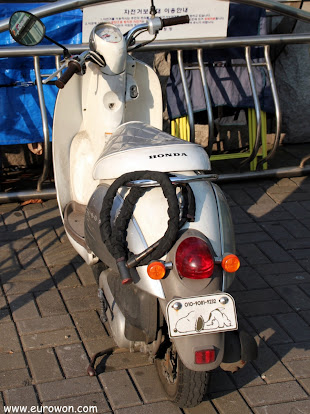 Moto coreana con matrícula de Snoopy