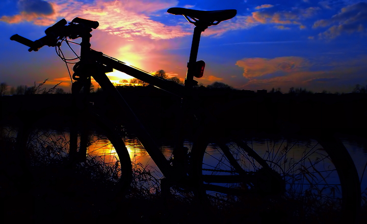 Dumka na dwa rowery - rower na tle zachodzącego słońca