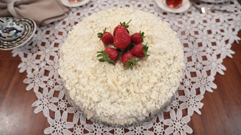 BEYAZ ÇİKOLATALI PASTA Tarifi Beyaz Çikolatalı Pasta Nasıl Yapılır