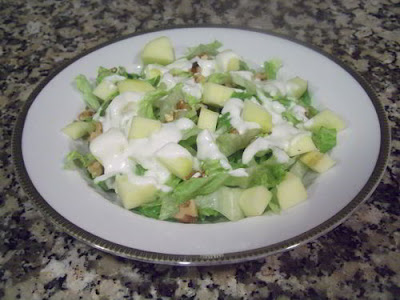 Ensalada de manzana y nueces con salsa de yogur Ensalada de manzana y nueces con salsa de yogur