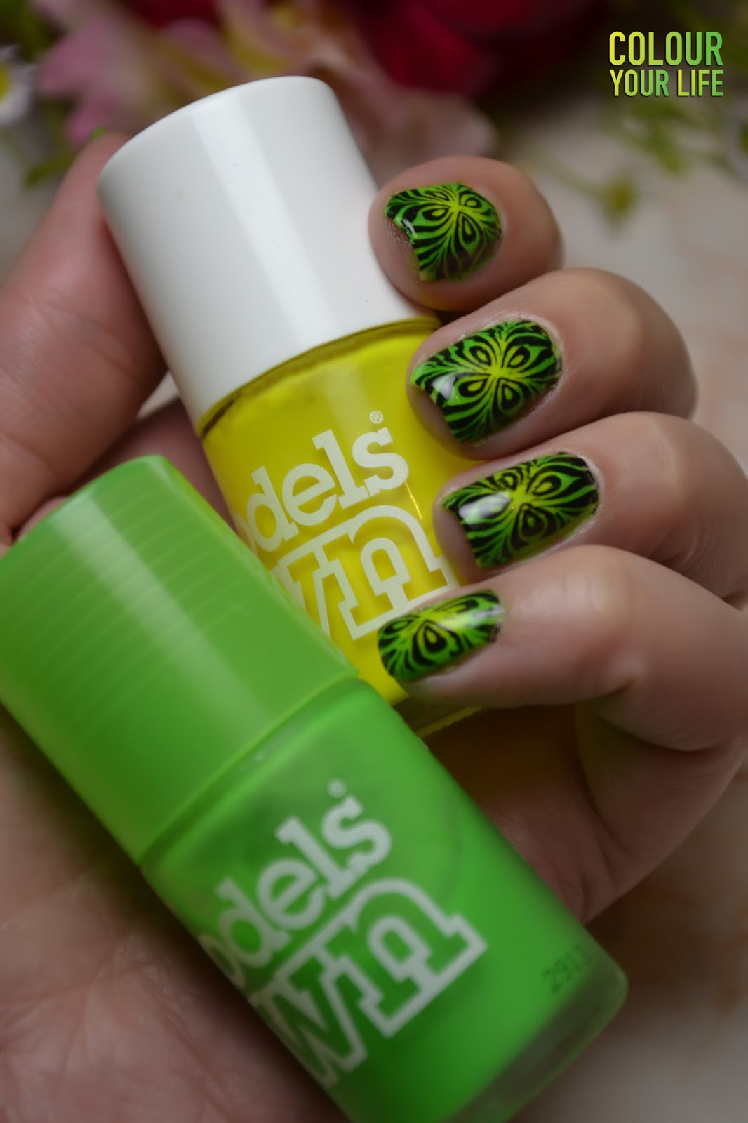 Colour your life: Bright summer nails