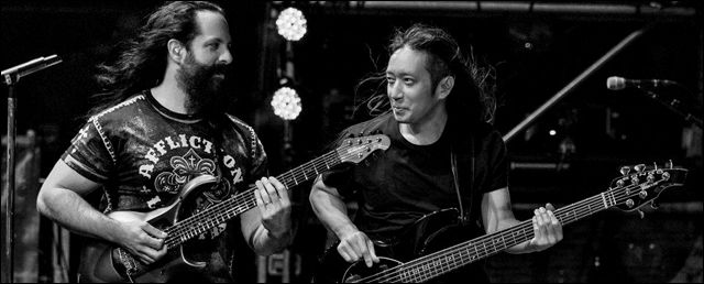 Petrucci y Myung John Petrucci y John Myung en Directo