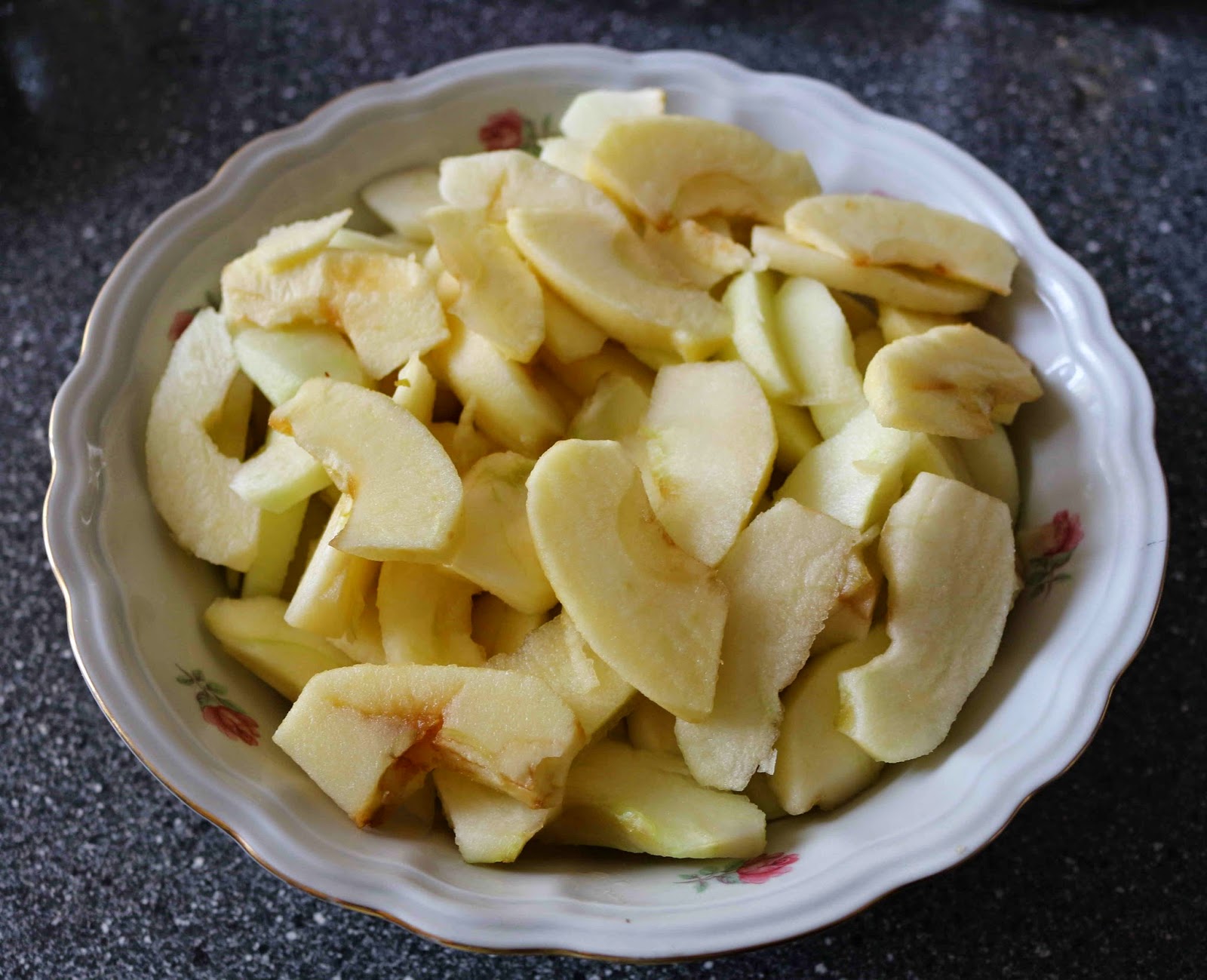 Рецепт начинки из свежих яблок. Карамелизированные яблоки для пирога. Карамелизированные яблоки для начинки. Карамелизировать яблоки на сковороде для начинки. Яблоки карамелизованные на сковороде для начинки.