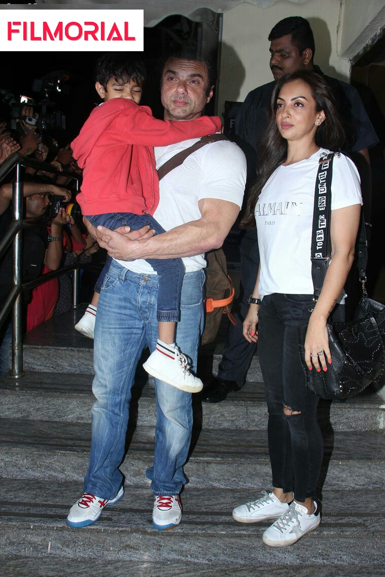 Race 3 के Screening में Mahendra singh dhoni,Salman khan, jacqueline Franandez,और Bobby Deol,शामिल हुए। Race 3 के Screening में Mahendra singh dhoni,Salman khan, jacqueline Franandez,और Bobby Deol,शामिल हुए।