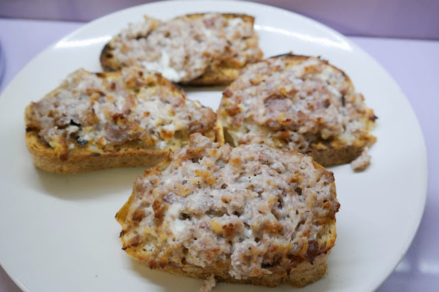 crostini di salsiccia e crescenza