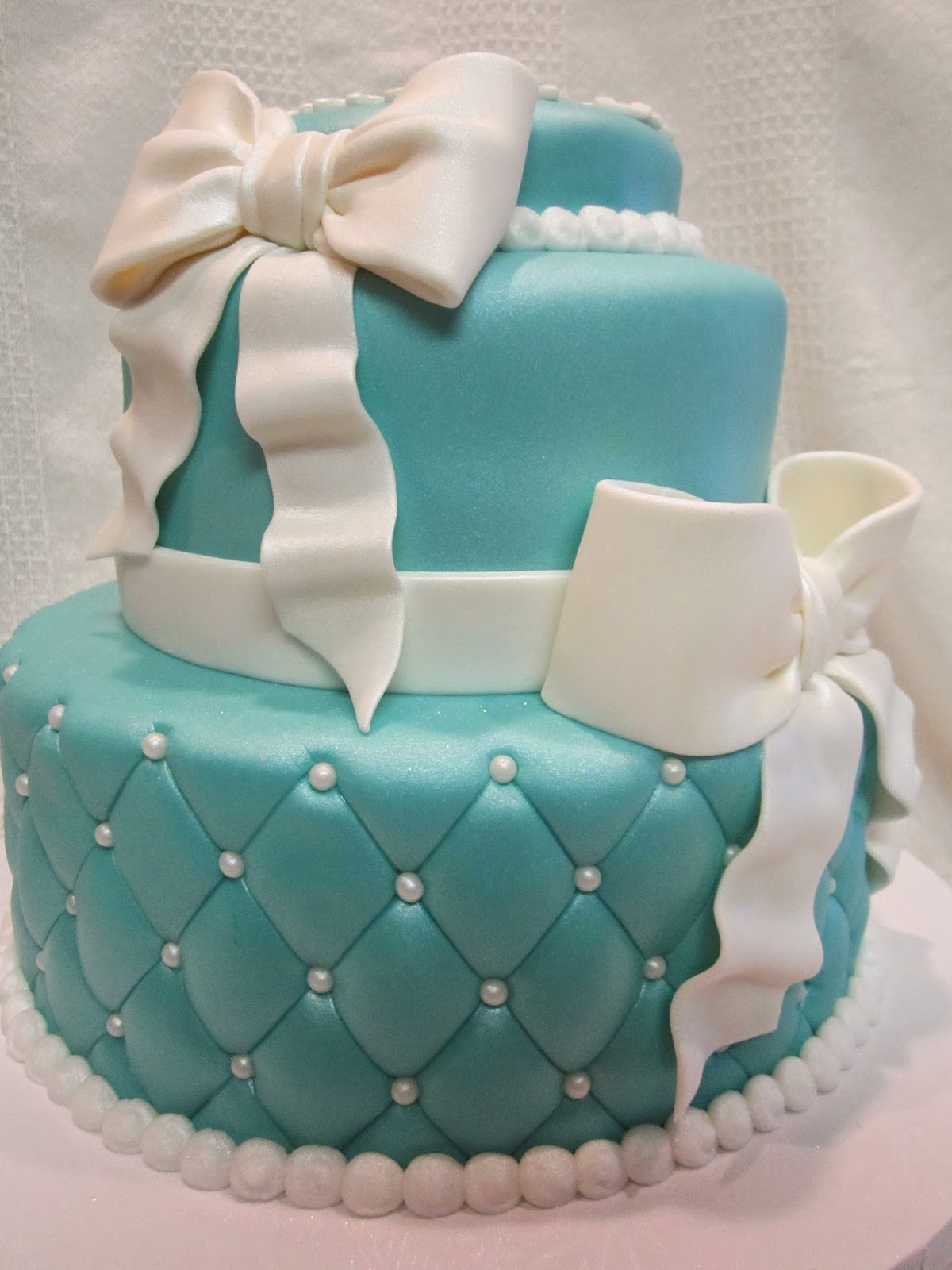 MyMoniCakes: Bows & Pearls Tiffany Inspired / Marley & Co Cake with