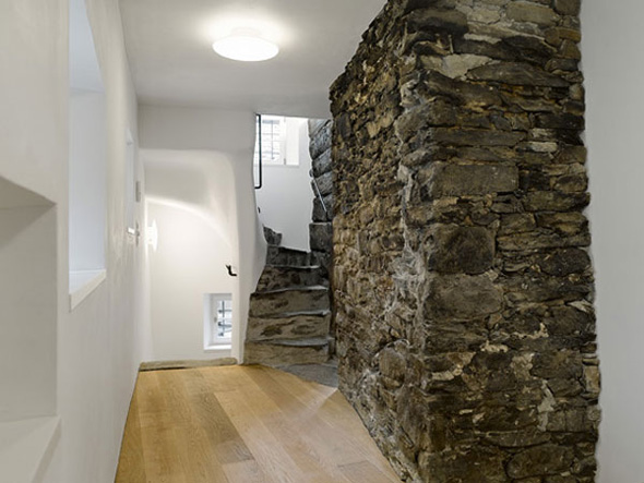 Using+Top+Quality+Stones+In+Interior+Design+Renovation-of-interior-design-with-a-blend-of-stone-walls-and-stairs