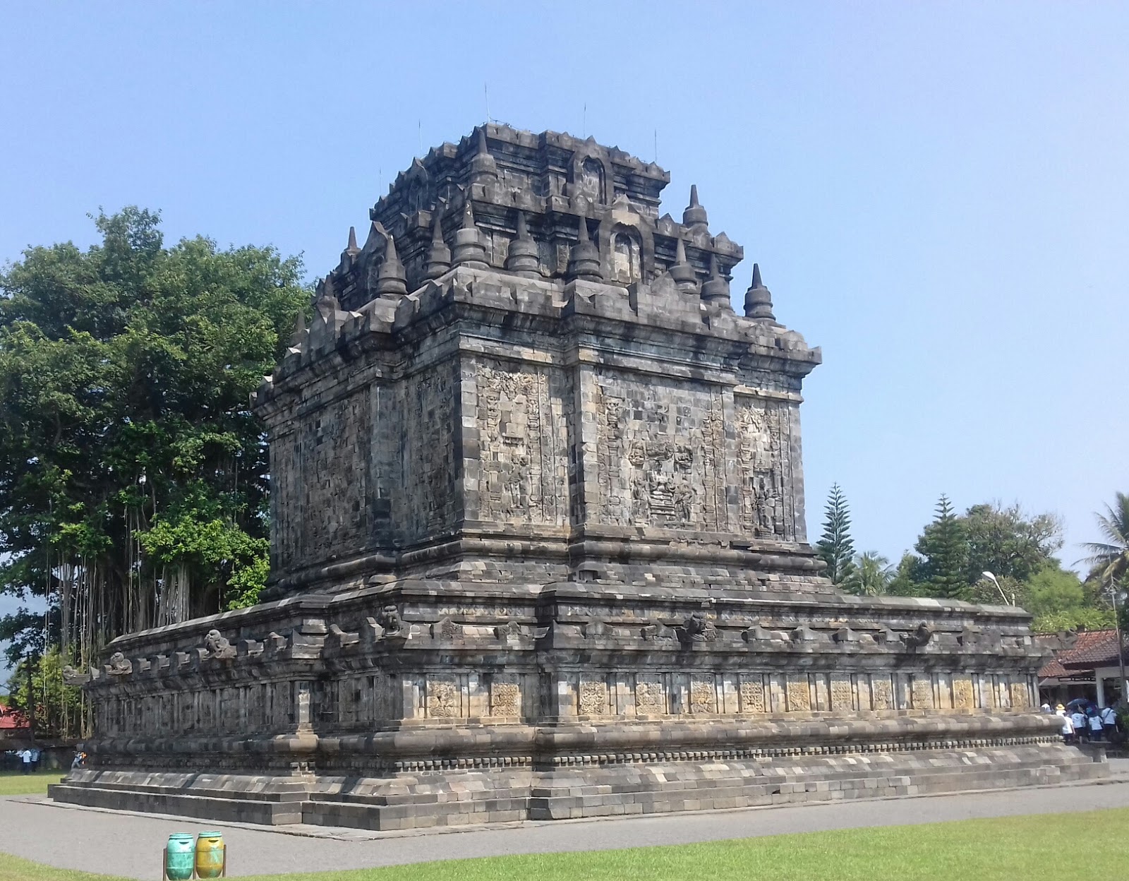 CANDI MENDUT