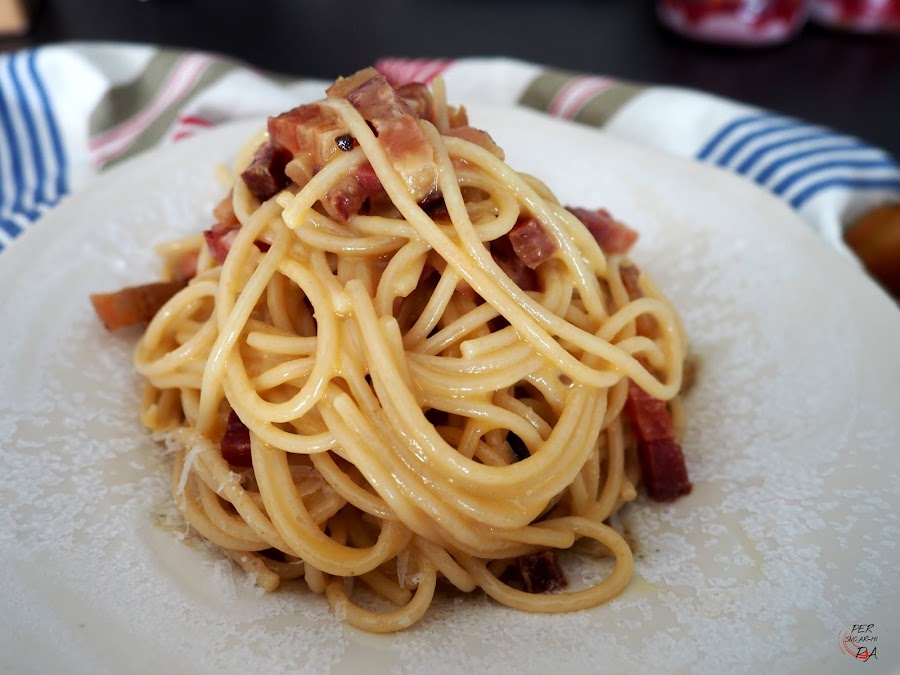 Espaguetis con la auténtica carbonara, yema de huevo, bacon (guanciale) y pecorino romano.