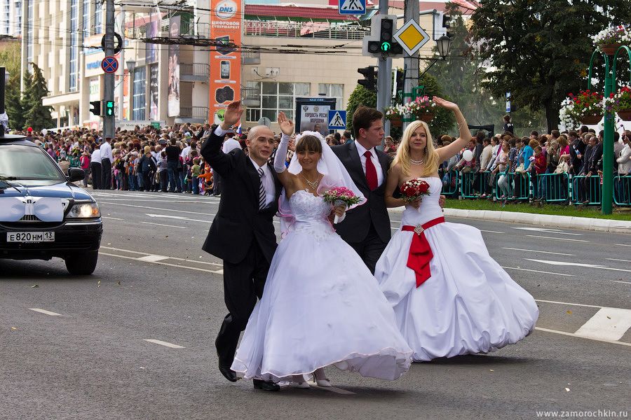 Женихи и невесты - участники театрализованного шествия 'Все мы - Россия!'. Тысячелетие единения мордовского народа с народами России