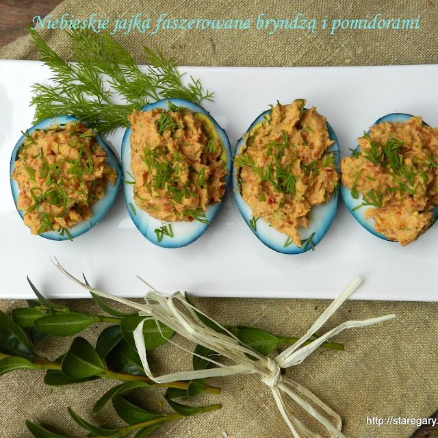 Niebieskie jajka faszerowane bryndzą i pomidorami