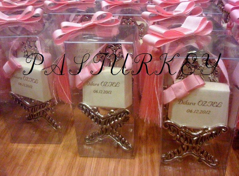 PASTURKEY GÜMÜŞ KAPLAMA RAHLADE İSME ÖZEL MİNİ KURANLI PASTURKEY GÜMÜŞ KAPLAMA RAHLADE İSME ÖZEL MİNİ KURANLI