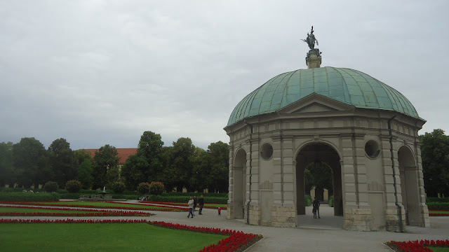 Hofgarten ou Jardim da Corte e o Templo de Diana Hofgarten ou Jardim da Corte e o Templo de Diana O que ver em Munique Alemanha