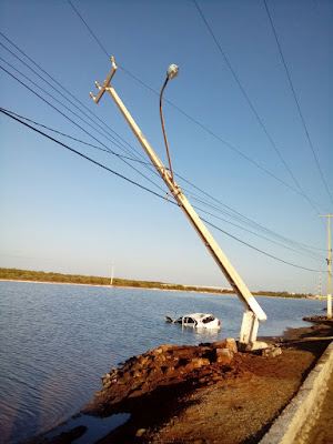 CARRO ARREBENTA COM POSTE E CAI EM LAGOA DE EXTRAÇÃO DE SAL CARRO ARREBENTA COM POSTE E CAI EM LAGOA DE EXTRAÇÃO DE SAL