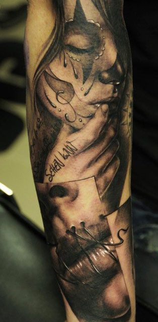 Vemos un tatuaje de catrina la muerte bella rezando