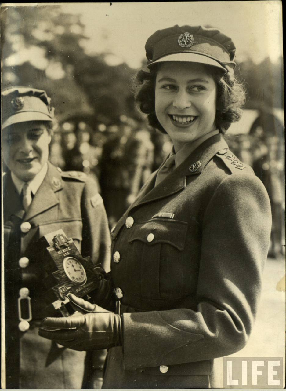 12+ Queen Elizabeth 2 Age 30 PNG