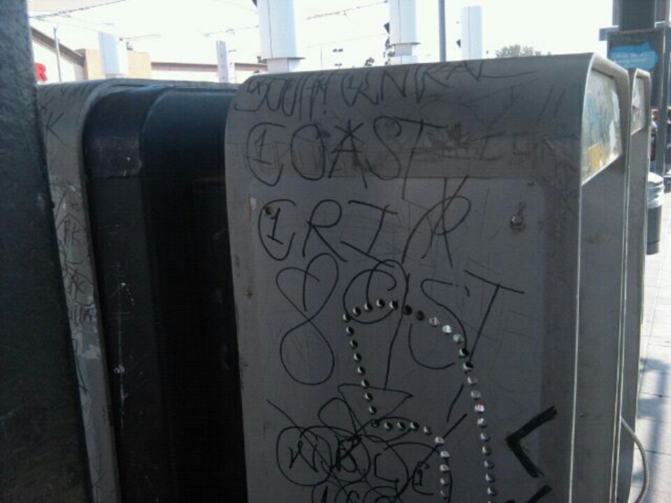 crip gangs graffiti East coast crip ( 89 street , neighborhood )