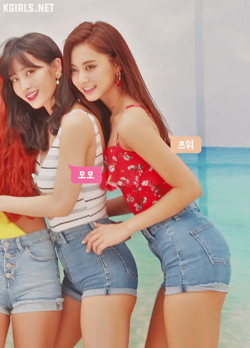 트와이스 모모 수영복 화보 촬영