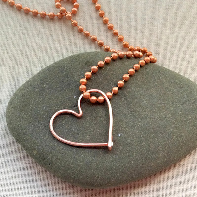 Free jewelry making tutorial on how to make a heart shaped wire frame that you can use to add beads with wire or thread.  Lisa Yang's Jewelry Blog