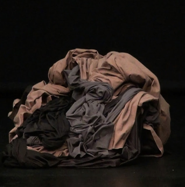 Der Bau, Koreografi karya Isabelle Schad dan Laurent Goldring-teraSeni.com Der Bau, Koreografi karya Isabelle Schad dan Laurent Goldring-teraSeni.com
