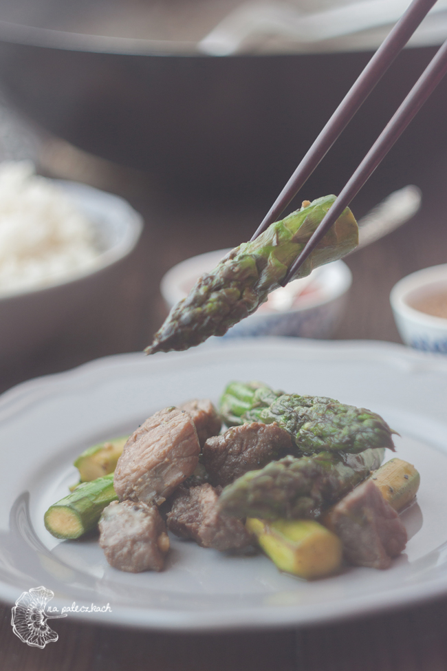 bò xào măng tây stir-fry ze szparagami
