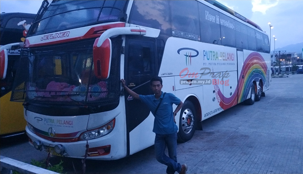 berpose di samping Bus Tronton Putra Pelangi