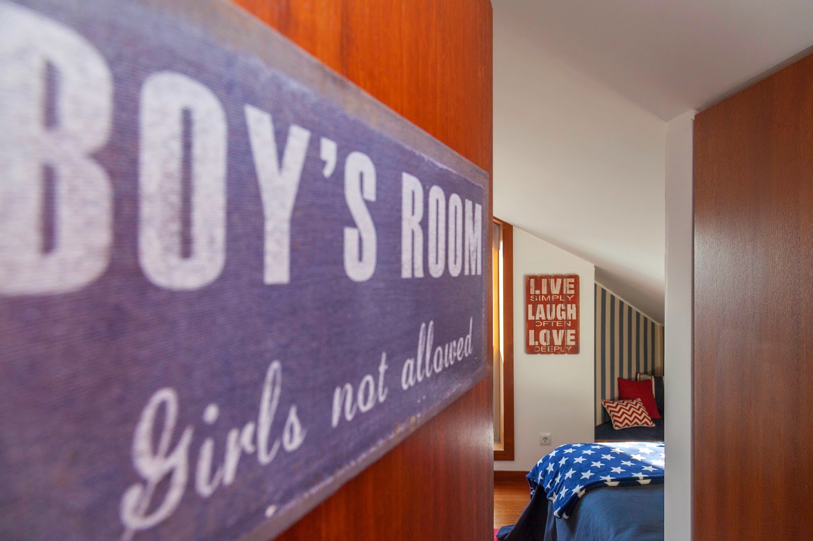 teen boy bedroom_surf in usa_blue and red by Ines Pereira @ perfect home