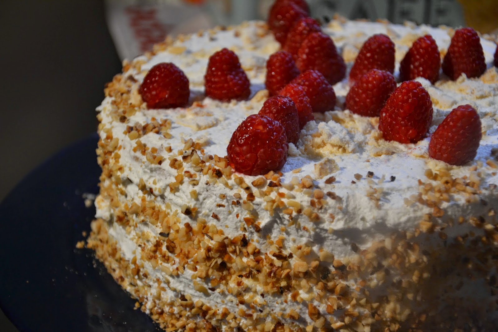 121 gradi Torta al pan di spagna di Massari con gelatina di lamponi e chantilly...dovevano