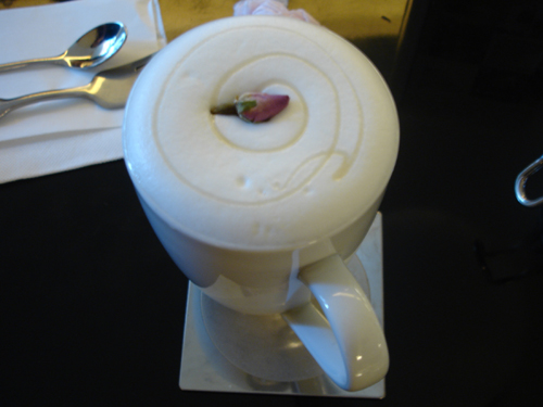 GABEE 的玫瑰奶茶(本以為會是一壼)