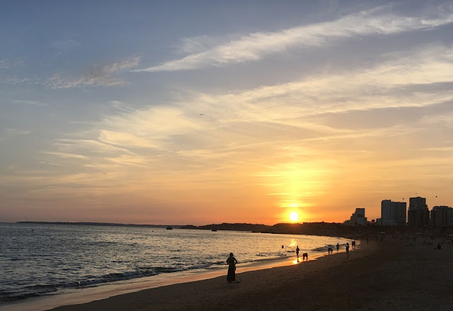 Pôr do Sol Passeando à beira Mar ao Pôr do Sol